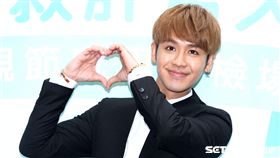 鼓鼓擔任「一日肝孫」獻身又獻聲，現場製作蛋糕贈送90高齡阿嬤，並陪11位獨居阿嬤完成健康任務。（記者邱榮吉/攝影）