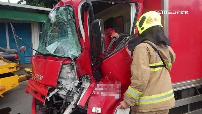 貨車追撞待轉軍車！車頭變形3人送醫