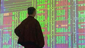 台股收復10700點關卡　漲11.97點台北股市9日開高後在平盤上震盪，收盤漲11.97點，為10703.35點，漲幅0.11%，成交金額新台幣1332.63億元。中央社記者董俊志攝　107年5月9日