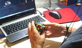 神手！澳23歲男解魔術方塊　竟只花「4.22秒」（圖／翻攝自Feliks Zemdegs-Speedcuber）