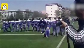 男同學一個踉蹌跌倒在地，同學不離不棄硬拖著他衝向終點。（圖／翻攝梨視頻）