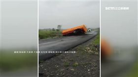 溪水掏空路基坑洞! 砂石車斷裂翻溪邊