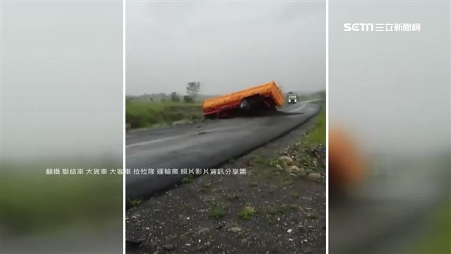路基遭溪水掏空　害砂石車斷裂翻溪邊
