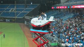 ▲桃園璞園選手戴維斯登上Lamigo桃猿小飛機。（圖／記者蕭保祥攝）