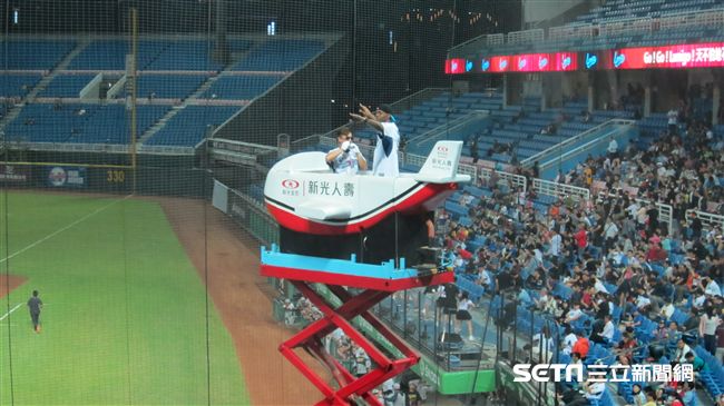 登上桃猿小飛機　戴維斯：有點可怕