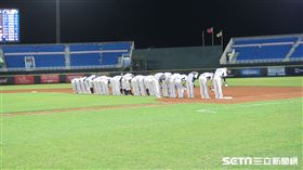 ▲中信兄弟獲得今年第10勝，賽後向看台球迷鞠躬。（圖／記者蕭保祥攝）