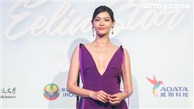 林嘉綺深V褲裝胸前開到肚臍。（圖／伊林娛樂提供）