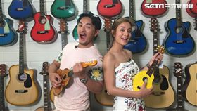 夢多與莎莎再宿霧吉他工廠玩烏克麗麗玩瘋了。（圖／TVBS提供）