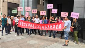 深澳電廠案　各方場外表立場（2）環保署9日召開環評大會，將確認是否通過深澳燃煤電廠案，多名新北市瑞芳地區的居民到場，表達支持深澳電廠案興建立場。中央社記者吳欣紜攝　107年5月9日