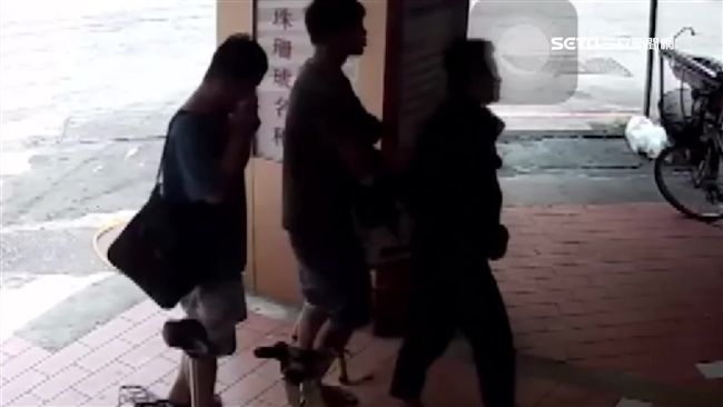 大白天囂張搶劫　毒打老闆娘笑著離開