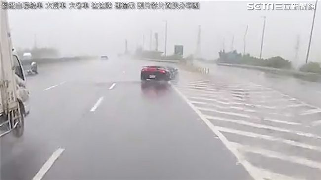 天雨路滑！大牛國道失控竟「打水漂」