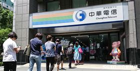 中華電信推出母親節499吃到飽方案，民眾排隊申辦。 （圖／記者林敬旻攝）