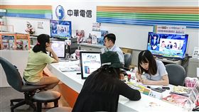 中華電信推出母親節499吃到飽方案，民眾排隊申辦。 （圖／記者林敬旻攝）