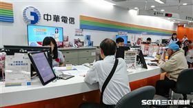 中華電信推出母親節499吃到飽方案，民眾排隊申辦。 （圖／記者林敬旻攝）