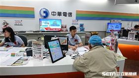 中華電信推出母親節499吃到飽方案，民眾排隊申辦。 （圖／記者林敬旻攝）