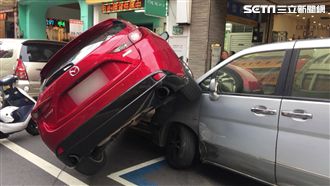 女駕駛通訊行前撞車　網譏趕辦499