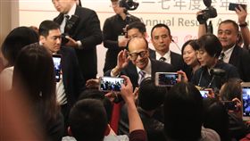 16:9
港首富李嘉誠退休　向記者揮手道別香港首富、長江集團主席李嘉誠（中間揮手者）16日宣布退休，圖為他在主持集團最後一次記者會後向記者揮手道別。中央社記者張謙香港攝　107年3月16日