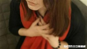 台大醫院雲林分院院長黃瑞仁提醒，當血壓數值差異超過10以上，及平時出現心悸、暈眩、胸痛等症狀時，應盡速諮詢心臟科醫師，切勿忽視罹患心房顫動的可能性。（示意圖／公關照）