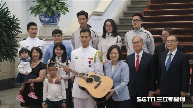 接見蘇祈麟　蔡英文贈送親筆簽名吉他