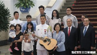 接見蘇祈麟　蔡英文贈送親筆簽名吉他
