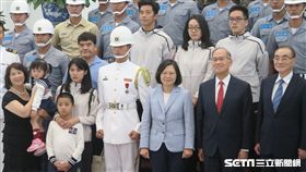 蔡英文總統接見獲得美國「世界儀隊錦標賽」第四名佳績的海軍儀隊上兵蘇祈麟，馮世寬。（圖／記者盧素梅攝）