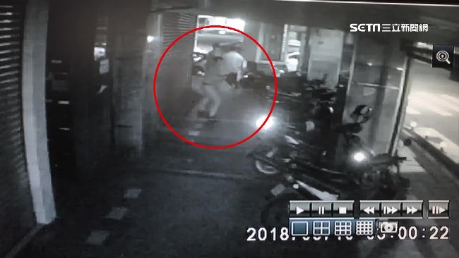 酒店槍擊畫面曝光　酒客少爺驚蹲躲避