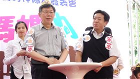 柯文哲：婦幼福利會一步一步往前進台北市社會局在文山居家托育服務中心試辦「定點臨托」服務，台北市長柯文哲（前左）10日表示，台北市政府提供的婦幼福利不敢說一次可以做非常好，但是會一步一步往前進。中央社記者梁珮綺攝　107年5月10日
