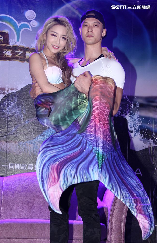 雪碧性感爆乳穿著美人魚造型出席代言 。（記者邱榮吉/攝影）