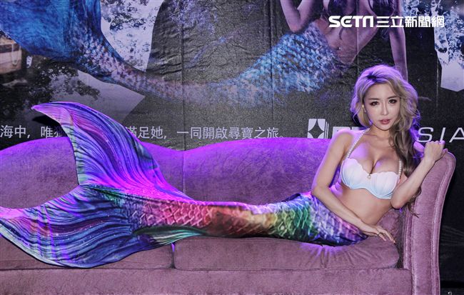 雪碧性感爆乳穿著美人魚造型出席代言 。（記者邱榮吉/攝影）