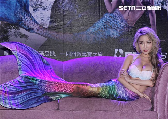 雪碧性感爆乳穿著美人魚造型出席代言 。（記者邱榮吉/攝影）