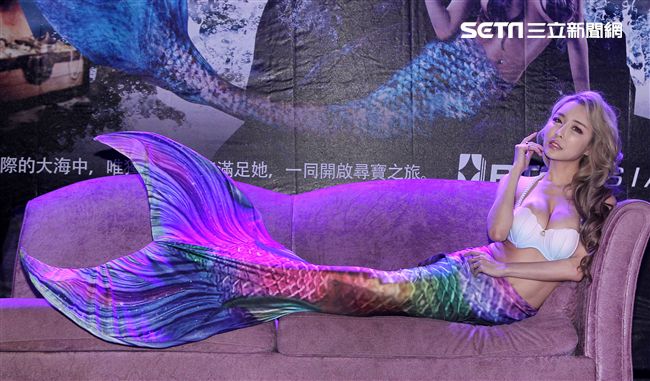雪碧性感爆乳穿著美人魚造型出席代言 。（記者邱榮吉/攝影）