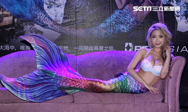 雪碧性感爆乳穿著美人魚造型出席代言 。（記者邱榮吉/攝影）
