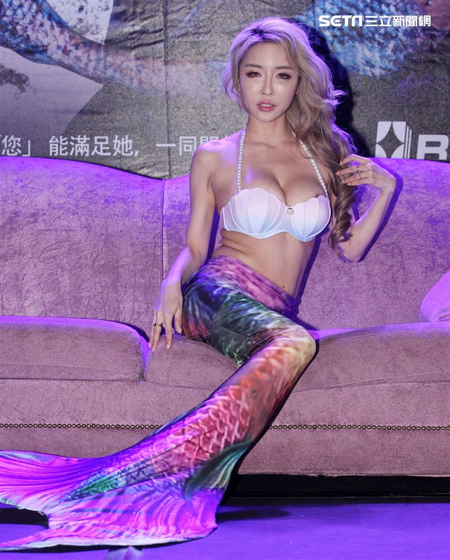 雪碧性感爆乳穿著美人魚造型出席代言 。（記者邱榮吉/攝影）