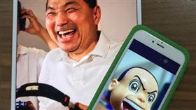 侯友宜在IG上分享與漫畫《抓狂一族》小鐵的合照，詢問網友「我們像嗎？」（圖／翻攝自侯友宜IG）