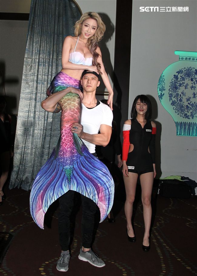 雪碧性感爆乳穿著美人魚造型出席代言 。（記者邱榮吉/攝影）