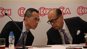 港首富李嘉誠退休　交捧給長子李澤鉅香港首富、長江集團主席李嘉誠16日宣布退休，把其商業王國交給長子李澤鉅（左）掌管。中央社記者張謙香港攝　107年3月16日