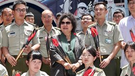 陳菊慰勞憲兵211營  致贈火鶴花（3）總統府秘書長陳菊（中）10日前往負責總統府維安勤務的總統府憲兵211營，慰勞憲兵同仁的辛勞，並致贈火鶴花。中央社記者吳翊寧攝　107年5月10日