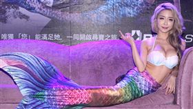 雪碧性感爆乳穿著美人魚造型出席代言 。（記者邱榮吉/攝影）