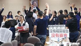 立院審年改　立委忙表決工作人員忙發便當立法院外交及國防委員會9日逐條審查攸關軍人年改的「陸海空軍軍官士官服役條例」修正草案，並延長開會時間至午夜12時。圖為晚間立委舉手表決，一旁立院工作人員忙著發放便當。中央社記者吳翊寧攝　107年5月9日