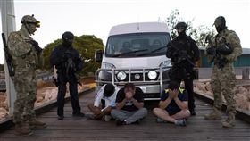 調查局提供情資　助澳洲破獲毒品走私案法務部調查局提供跨國毒品集團走私情資，助澳洲執法機關21日查獲重達約1.2公噸的甲基安非他命，並逮捕8名澳籍嫌犯。（調查局提供）中央社記者蕭博文傳真　106年12月22日