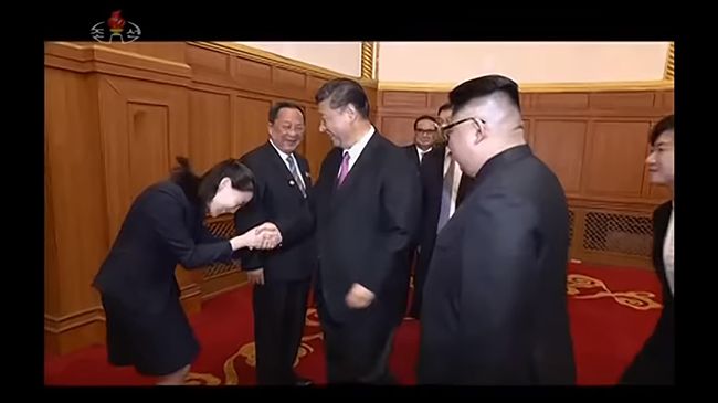 紀錄片曝光　金與正90度鞠躬習近平