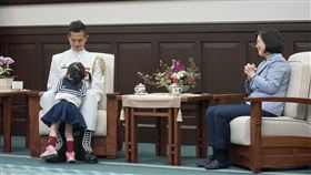 蔡英文總統接見海軍儀隊上兵蘇祈麟。（圖／總統府提供）