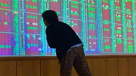 台股開高走高（2）台北股市10日開高走高，收盤漲56.86點，為10760.21點，漲幅0.53%，成交金額新台幣1380億元。中央社記者董俊志攝　107年5月10日