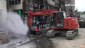 怪手挖破管線！馬路噴泉民眾憂停水