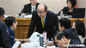 國防及外交委員會逐條審查軍改，民進黨團總召柯建銘與國民黨立委交談。 （圖／記者林敬旻攝）