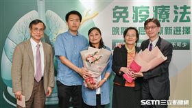 台北榮民總醫院腫瘤醫學部顧問醫師蔡俊明（左一）、台北慈濟醫院胸腔內科醫師黃俊耀（右二）呼籲，肺癌患者應進行PD-L1檢測，及早評估是否適合使用免疫療法治療，以幫助有效抗癌控制病況。（圖／公關照）