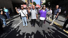 吳斯懷赴中正一分局約談反軍人年金改革團體八百壯士發言人吳斯懷（中），10日下午就立法院前媒體記者遭暴力事件到中正一分局接受約談，吳斯懷在近百名同袍陪同下，從立法院沿路喊口號步行到中正一分局。中央社記者王飛華攝　107年5月10日