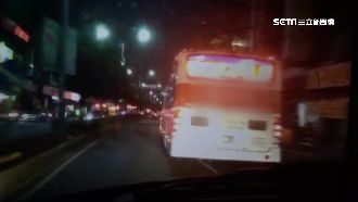 路霸公車隨意切道　不爽被叭逼車猛撞