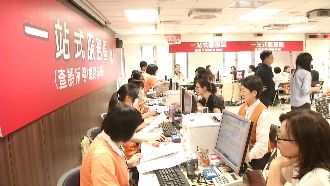 逢報稅季又被逼練舞　稅務員上班累癱