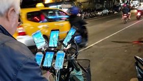 誰說寶可夢沒人玩？阿伯神手滑6手機　網讚嘆：比小智專業
圖/翻攝自爆廢公社臉書